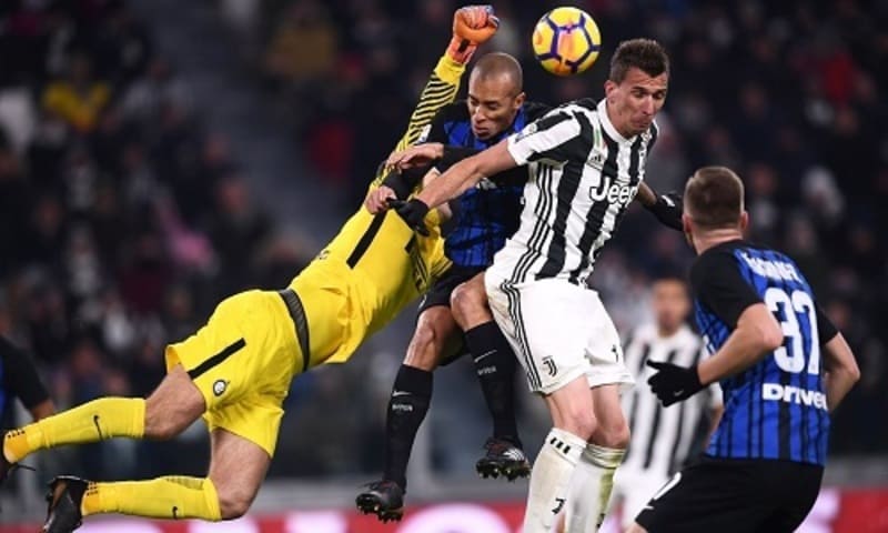 Pha cản phá của Samir Handanovic trong trận đấu với Juventus (2019)