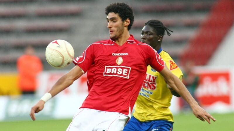 Marouane Fellaini trong màu áo Standard Liège (áo đỏ)