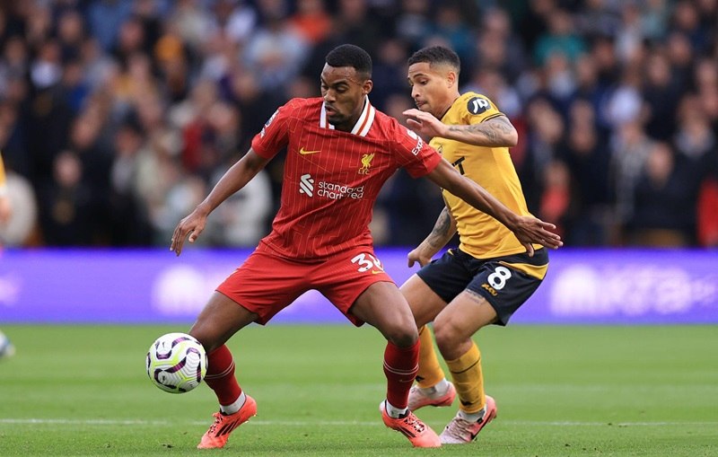 Cầu thủ người Hà LAn có khả năng tranh chấp bóng tốt trên sân cỏ