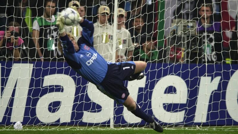 Hình ảnh cầu thủ thi đấu quả cảm