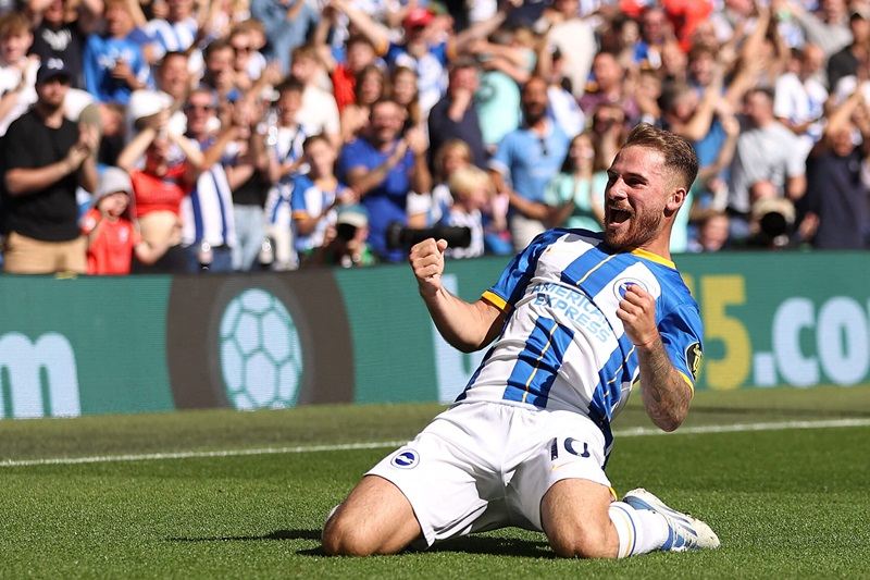 Khoảnh khắc ăn mừng trên sân cỏ của Alexis Mac Allister