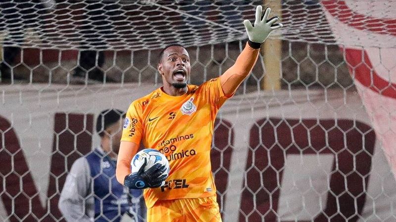 Người gác đền Brazil dưới khung gỗ