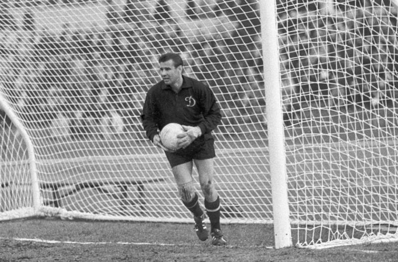 Pha bắt bóng quyết đoán trên sân cỏ