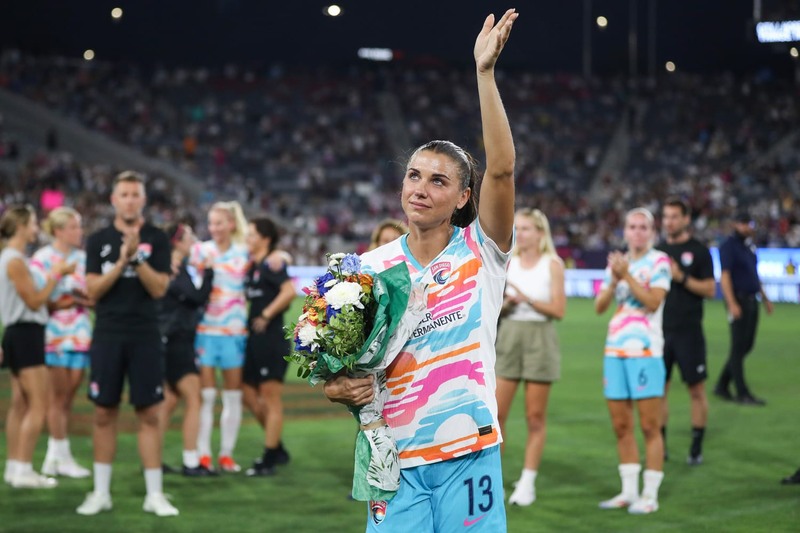 Alex Morgan vẫy tay chào người hâm mộ sau trận đấu cuối cùng
