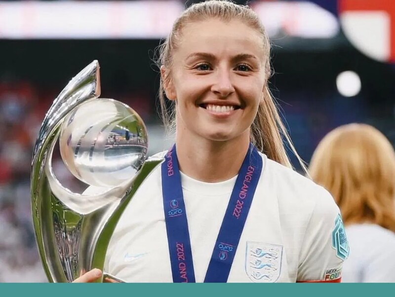 Hình ảnh của cô là biểu tượng cho bóng đá hiện đại