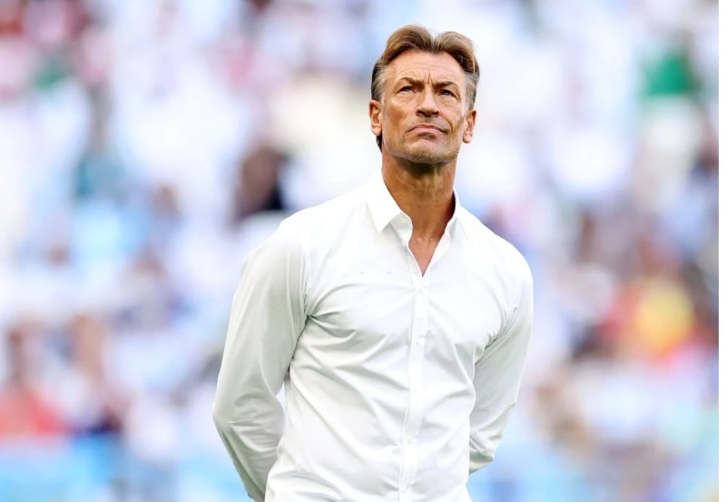 Khoảnh khắc trên sân cỏ của HLV người Pháp