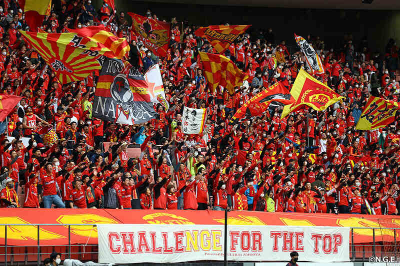 Người hâm mộ Nagoya Grampus thắp sáng sân cỏ bằng tình yêu cuồng nhiệt