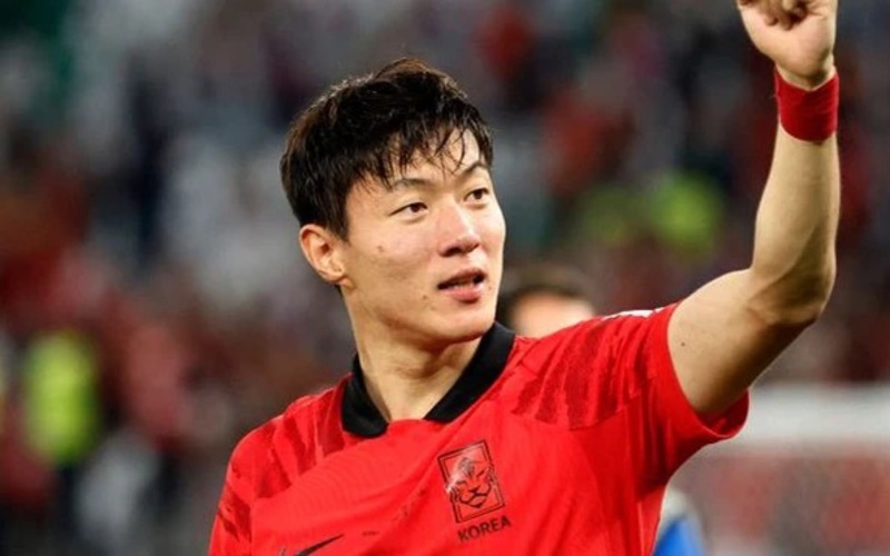 Hwang Ui-jo được nhắc đến như một mẫu tiền đạo cần mẫn