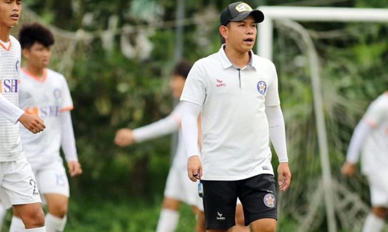 Từ nạn nhân của bạo lực sân cỏ, Trần Anh Khoa trở thành biểu tượng của tinh thần thể thao cao thượng