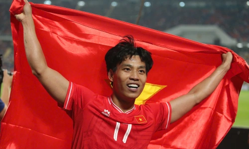 Vũ Văn Thanh là một trong những hậu vệ biên nổi bật