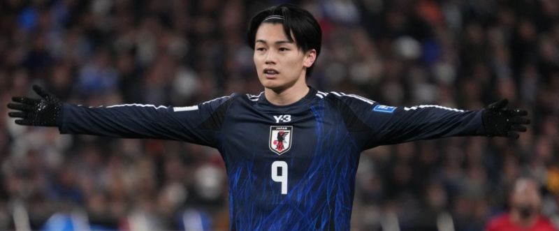 Anh sinh năm 1998, trưởng thành từ hệ thống bóng đá học đường và nhanh chóng tỏa sáng tại J-League