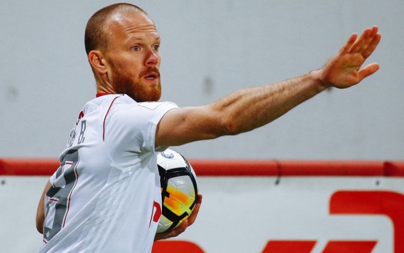 Denisov nổi bật với khả năng phòng ngự chắc chắn