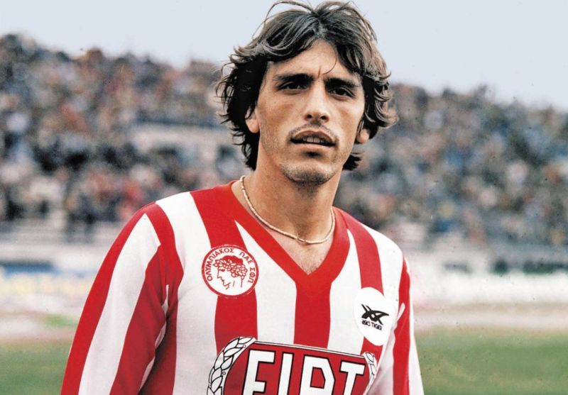 Tasos Mitropoulos là tiền vệ trung tâm nổi tiếng với lối chơi mạnh mẽ và quyết liệt