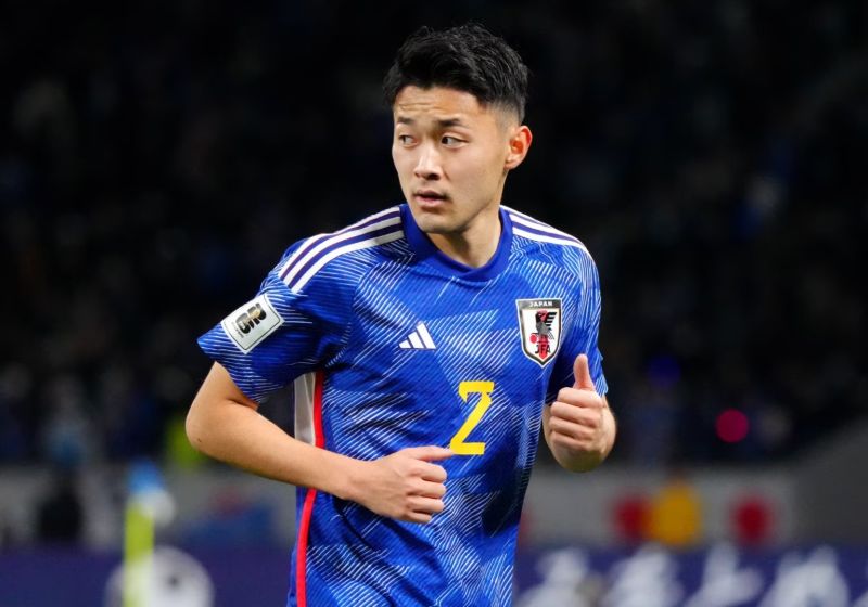 Yukinari Sugawara là hậu vệ Nhật Bản nổi bật với tốc độ và khả năng phòng ngự chắc chắn