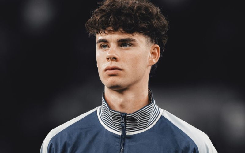 Archie có thể thi đấu cả vị trí tiền vệ trung tâm lẫn hậu vệ phải