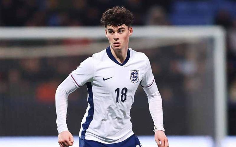 Chân sút trẻ sinh ra trong gia đình có truyền thống bóng đá