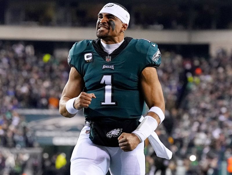 Jalen Hurts là quarterback người Mỹ hiện thi đấu cho Philadelphia Eagles tại NFL