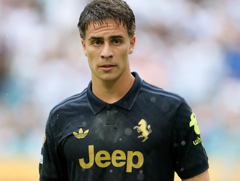 Anh nổi bật với khả năng rê bóng khéo léo, sút xa uy lực và sự linh hoạt trên hàng công