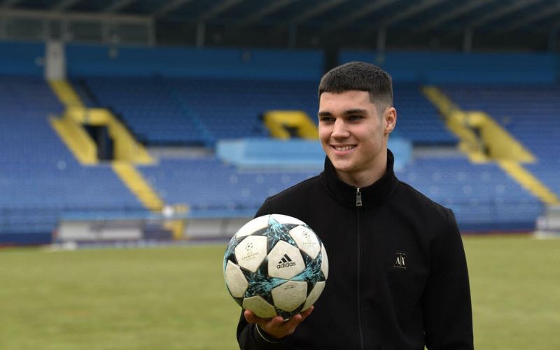 Vasilije Adžić luôn là tâm điểm của người hâm mộ